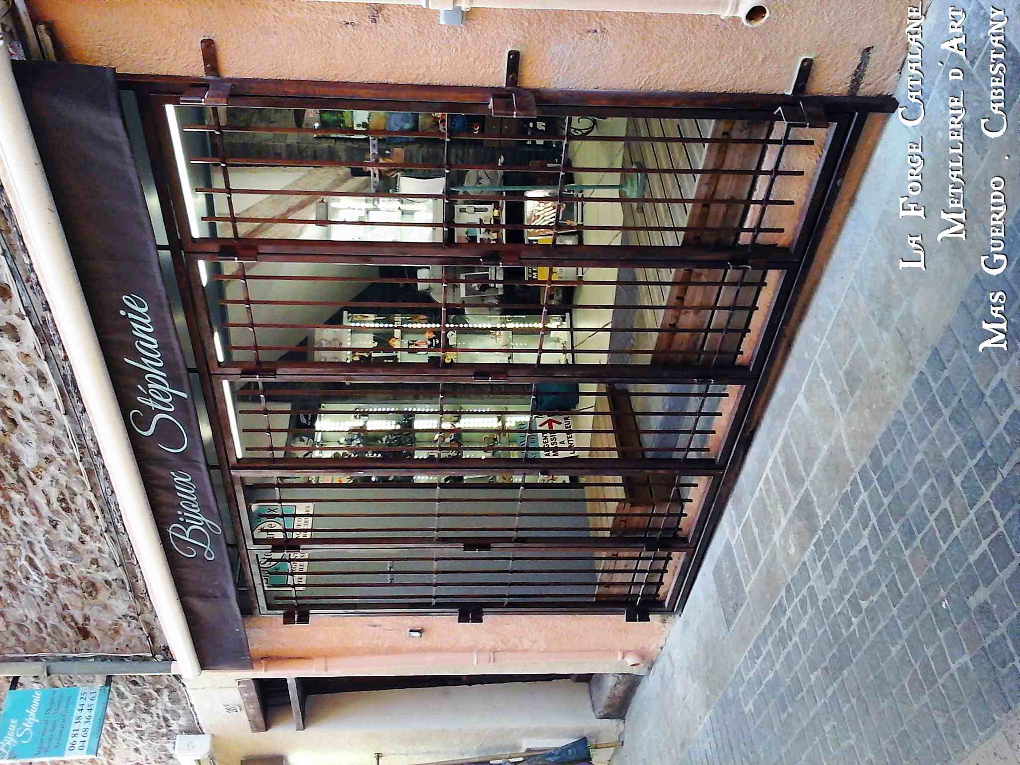 grille protection 4 vantaux trous renfles forge catalane.jpg